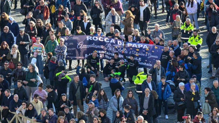 Pielgrzymi licznie zgromadzili się na Placu św. Piotra w uroczystość Niepokalanego Poczęcia NMP