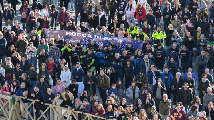 Lo striscione dei fedeli di Rocca di Papa