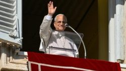 Le Pape Léon XIV récitant la prière mariale de l'Angélus depuis la fenêtre du palais apostolique, le 8 décembre 2025.