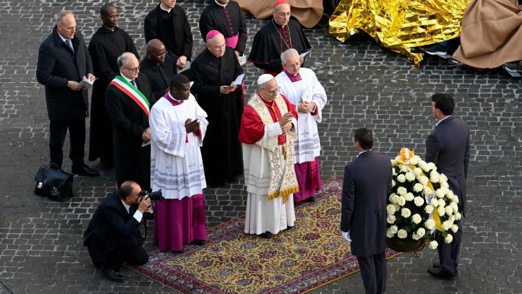 O Papa Leão durante o ato de veneração a Nossa Senhora na Praça de Espanha