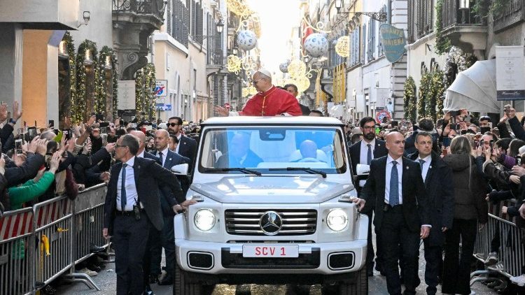 Papst Leo auf dem Weg zum Spanischen Platz