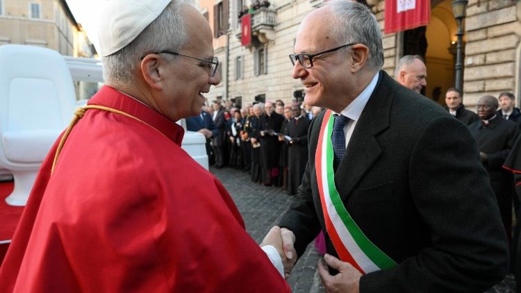 Papa Leone XIV saluta il sindaco Gualtieri