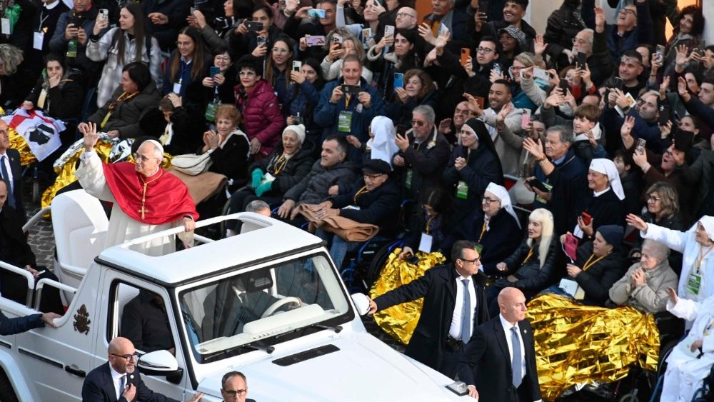 Leon al XIV-lea salută pelerinii de la monumentul dedicat Fecioarei Neprihănite în Piazza di Spagna