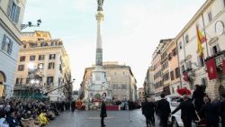 Hołd Leona XIV dla Maryi Niepokalanej pod Jej kolumną przy Placu Hiszpańskim w Rzymie