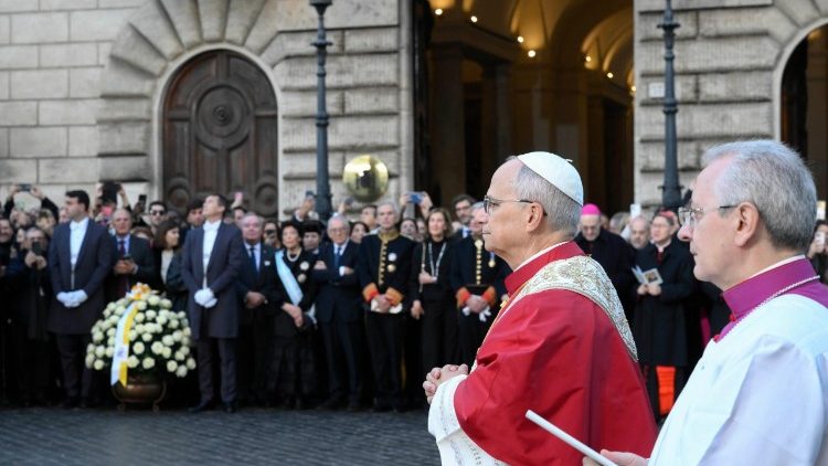 Papež při modlitbě před mari&aacute;nsk&yacute;m sloupem