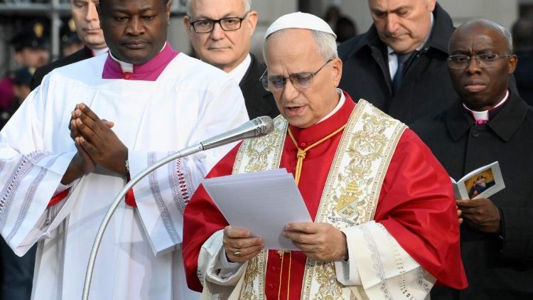 पियाजा दी स्पानिया में निष्कलंक माता  की प्रतिमा के सामने प्रार्थना करते हुए संत पापा लियो 14वें