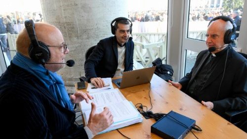 Abp Fischella w studiu Radia Watykańskiego na Placu św. Piotra