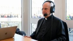 Monsignor Rino Fisichella nello studio esterno dei media vaticani in Piazza San Pietro