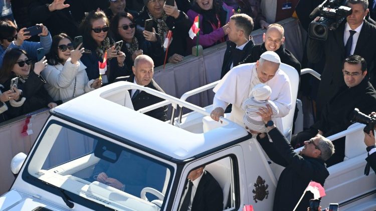 Papa Leone XIV all'udienza generale in Piazza San Pietro