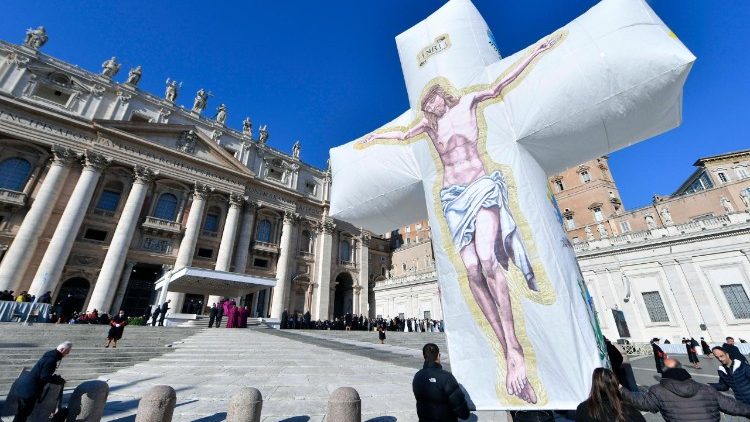 La croce gonfiabile proveniente dall'isola di Ventotene