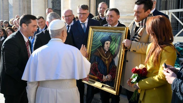 Delegacja parlamentarzystów z Polski podczas audiencji ogólnej na Placu św. Piotra