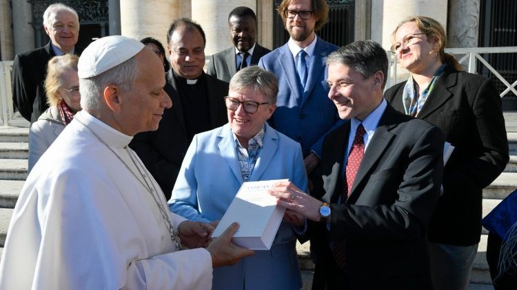 El grupo de trabajo del proyecto "Vatican II Events and Mandates" entrega un conjunto de vol&uacute;menes al Papa 