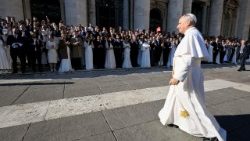 Lev XIV. jde pozdravit novomanžele při generální audienci 10. prosince 2025