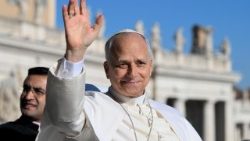 El Papa saluda a los fieles durante la audiencia general del miércoles 10 de diciembre