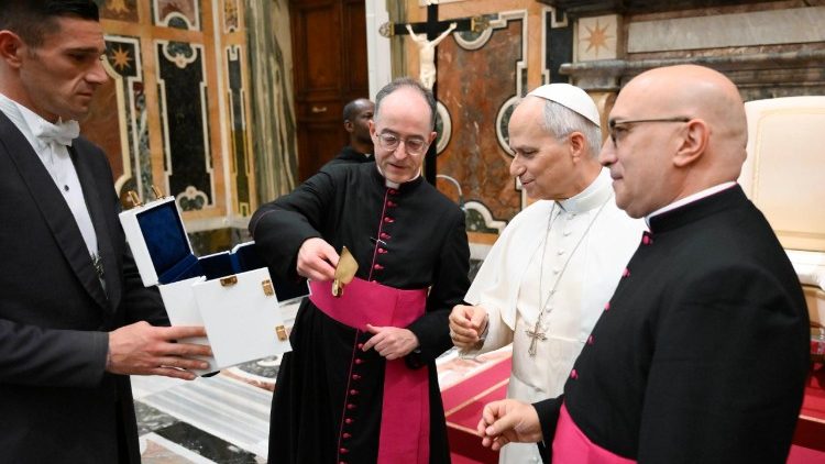 O Papa recebe um presente