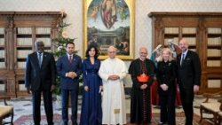 Il Papa insieme ai membri della Commissione del "Zayed Award for Human Fraternity 2026"