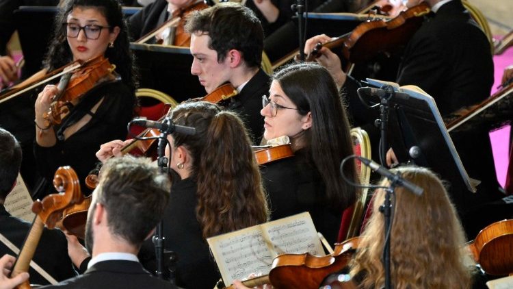 J&oacute;venes artistas de la orquesta que acompa&ntilde;&oacute; al Maestro Riccardo Muti deleitaron al Pont&iacute;fice y a los asistentes con un magn&iacute;fico concierto.