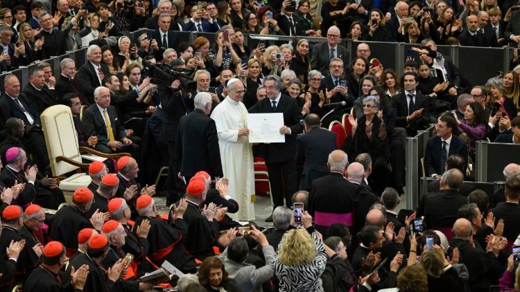 Papa Leone XIV assegna a Riccardo Muti il Premio Ratzinger 2025.
