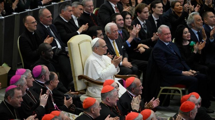 സംഗീത നിശയിൽ പാപ്പാ പങ്കെടുക്കുന്നു 