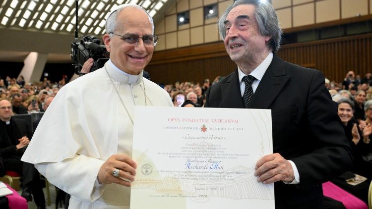 Riccardo Muti recebe do Papa o Prêmio Ratzinger 