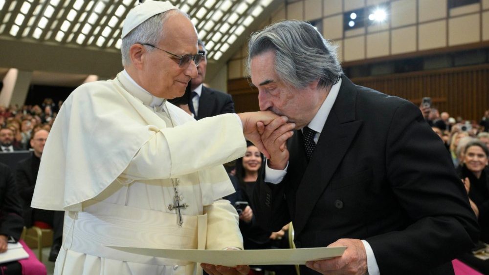 Le Pape Léon XIV a décerné le prix Ratzinger à Riccardo Muti dans la salle Paul VI, ce vendredi 12 décembre 2025.