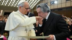 Riccardo Muti bacia la mano di Papa Leone XIV dopo che il Pontefice gli ha conferito il Premio Ratzinger, a margine del Concerto di Natale in Aula Paolo VI.