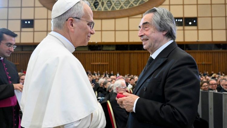 Riccardo Muti saluta Leone XIV che gli ha conferito il Premio Ratzinger, a margine del Concerto di Natale in Aula Paolo VI