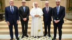 Leó pápa az olasz titkosszolgálat vezetőivel