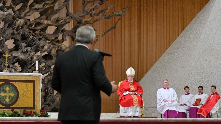 Die Messe mit Kardinal Parolin in der vatikanischen Audienzhalle