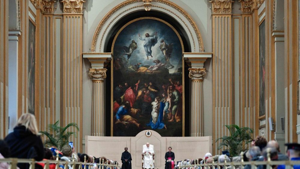 Le Pape et les figurants de la crèche vivante de Sainte-Marie-Majeure