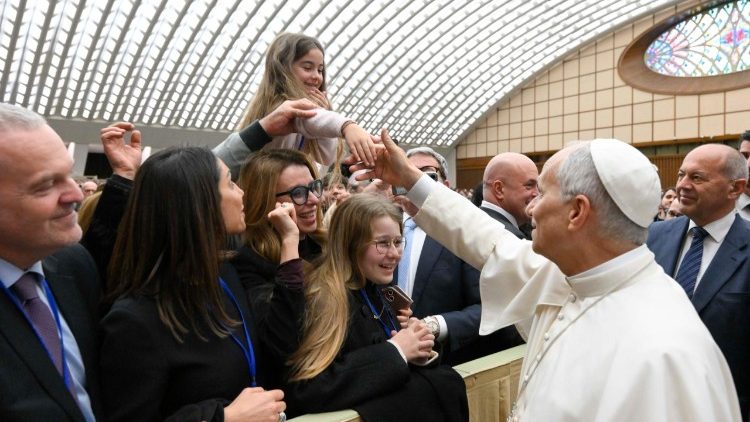 Lev XIV. s &uacute;častn&iacute;ky Jubilea italsk&eacute; diplomacie, Aula Pavla VI. ve Vatik&aacute;nu, 13. prosince 2025