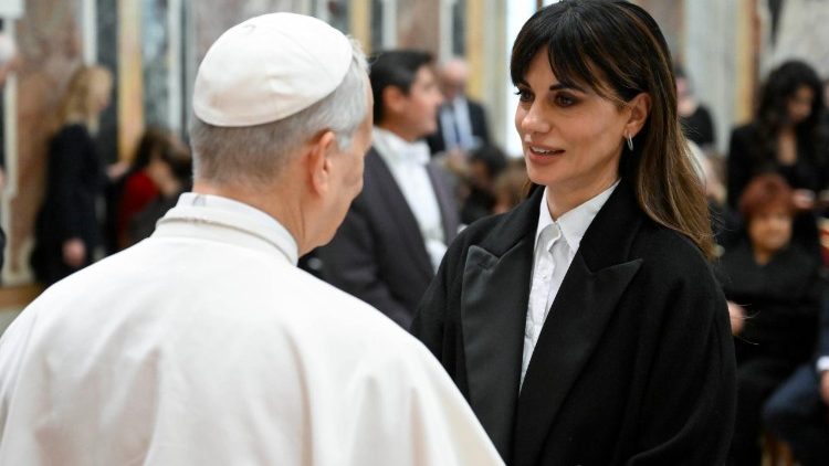 Папата с участниците в Коледния концерт