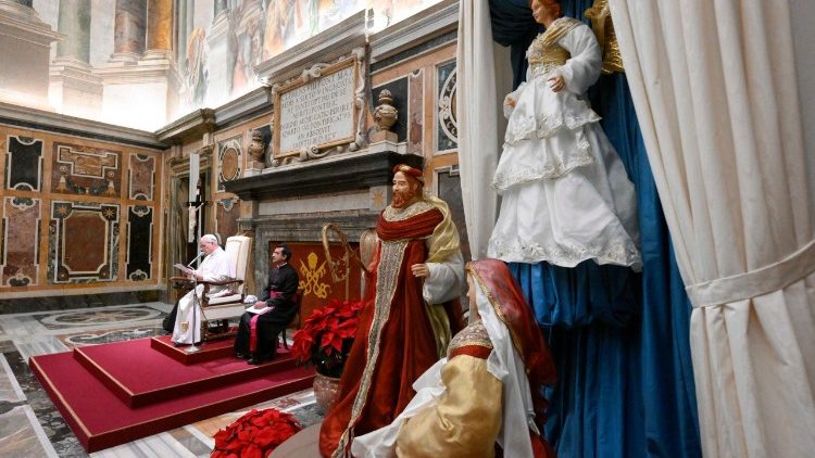 Le Pape recevant les artistes du "concert de Noël", dans la salle Clémentine du Vatican, le 13 décembre. 
