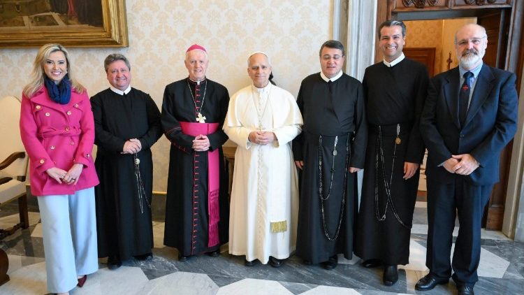 A foto oficial do Papa com a delegação brasileira na manhã deste sábado (13/12)