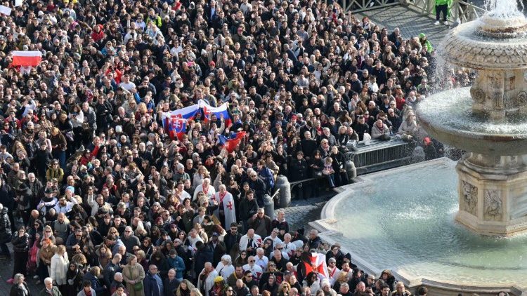 Паломники на площади Святого Петра (14 декабря 2025 г.)