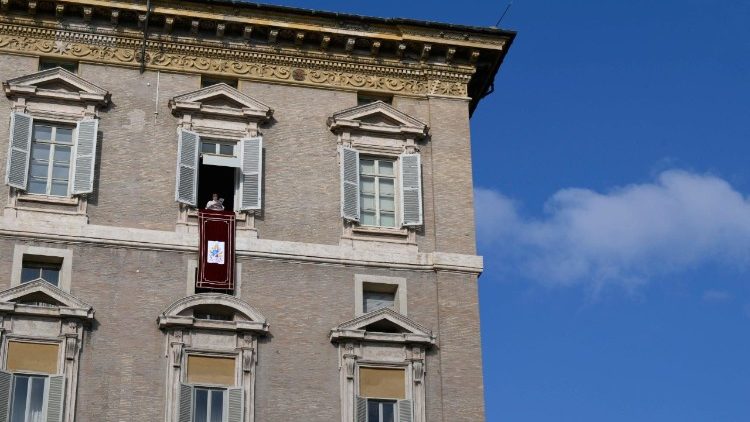 Il Papa durante la preghiera dell'Angelus in Piazza San Pietro