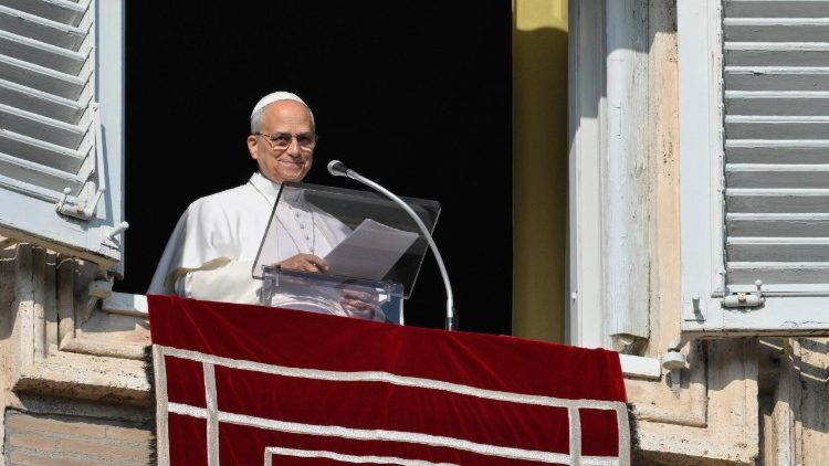Papež Leon XIV. je z okna apostolske palače na Trgu sv. Petra vodil opoldansko molitev Angel Gospodov.