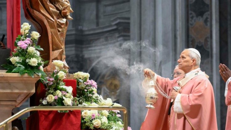 Pope Leo incenses the statue of Our Lady with the Child Jesus in St. Peter's Basilica