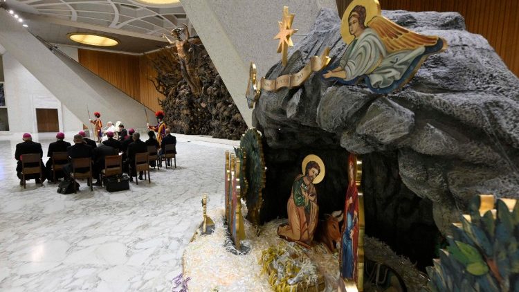 Il Papa nell'udienza di oggi con i donatori del presepe e dell'albero