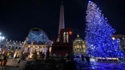 2025.12.15 Inaugurazione del presepe e accensione dell'albero di Natale a Piazza S. Pietro