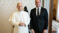 Le Pape accueille le Premier minitre maltais, dans la bibliothèque du Palais apostolique, ce lundi 15 décembre 2025.