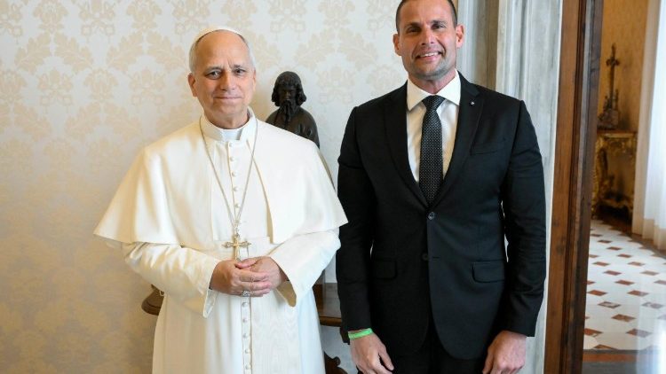 Le Pape accueille le Premier minitre maltais, dans la bibliothèque du Palais apostolique, ce lundi 15 décembre 2025.