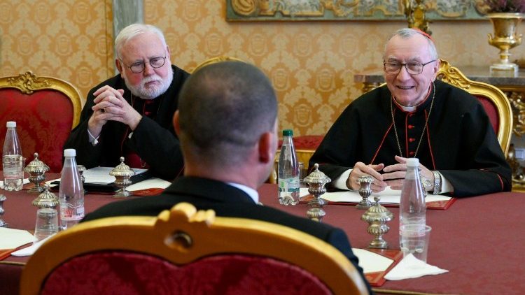 Il cardinale Parolin (a destra) e monsignor Gallagher (a sinistra) incontrano il Primo Ministro maltese (di spalle). 