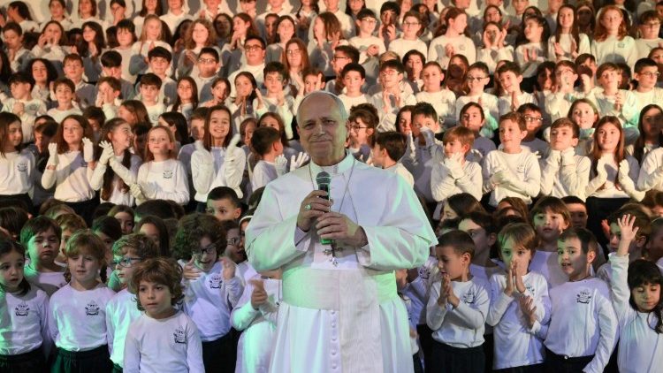 Papież powiedział, że śpiew kolęd przynosi miłość