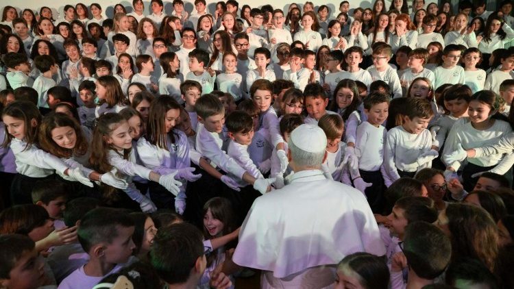 Papa pozdravlja malene zboraše