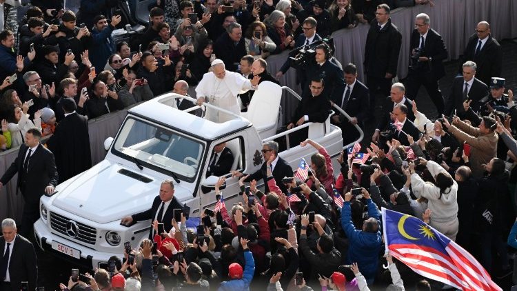 Papamobil proj&iacute;žd&iacute; mezi poutn&iacute;ky