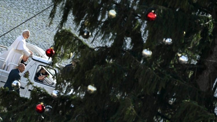 ርዕሠ ሊቃነ ጳጳሳት ሊዮ 14ኛ፥ በቅዱስ ጴጥሮስ አደባባይ የተዘጋጀውን የብርሃነ ልደቱ ትዕይንት እና የገና ዛፍ  ሲጎበኙ