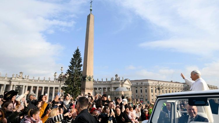 संत पेत्रुस प्रांगण में संत पापा लियो 14वें