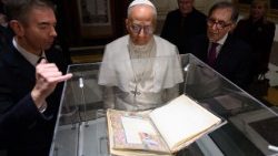 Il Papa nella Biblioteca del Senato visita la mostra sulla Bibbia di Borso d'Este