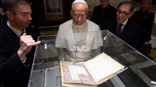 Il Papa alla Biblioteca del Senato visita la mostra sulla Bibbia di Borso d’Este